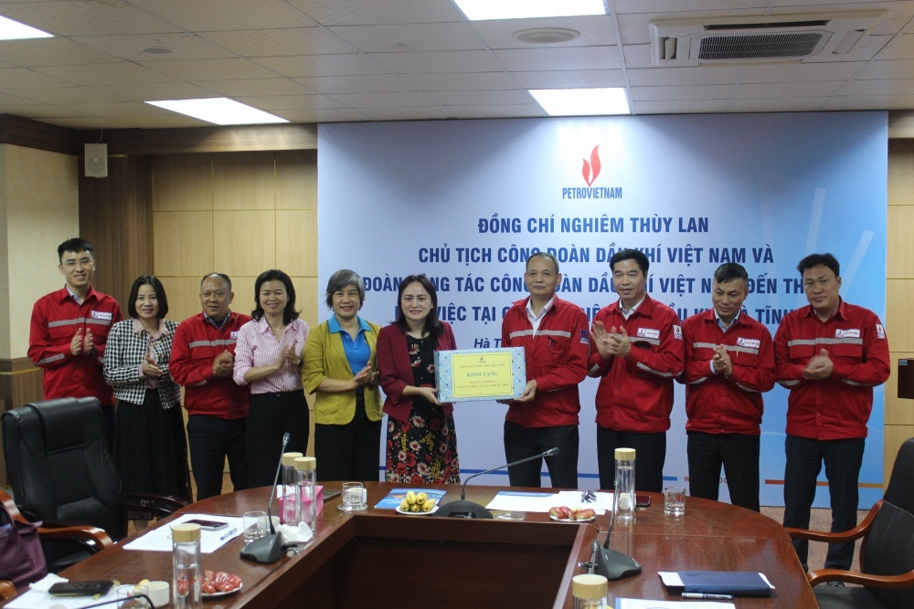 Chủ tịch CĐ DKVN Nghiêm Thùy Lan và đoàn công tác tặng quà, động viên cán bộ, người lao động Công ty Điện lực Dầu khí Hà Tĩnh.