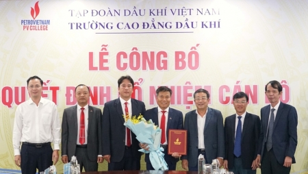 PVCollege công bố và trao quyết định bổ nhiệm Chủ tịch Hội đồng trường