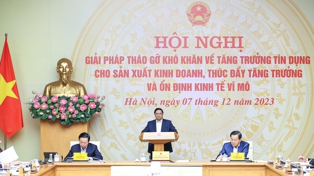 Thủ tướng yêu cầu tiếp tục tiết giảm chi phí, tăng cường chuyển đổi số, giảm lãi suất