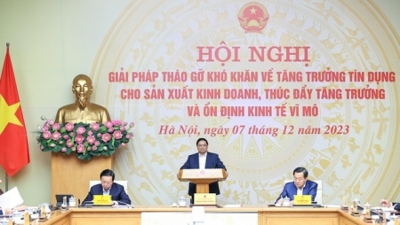 Thủ tướng yêu cầu tiếp tục tiết giảm chi phí, tăng cường chuyển đổi số, giảm lãi suất