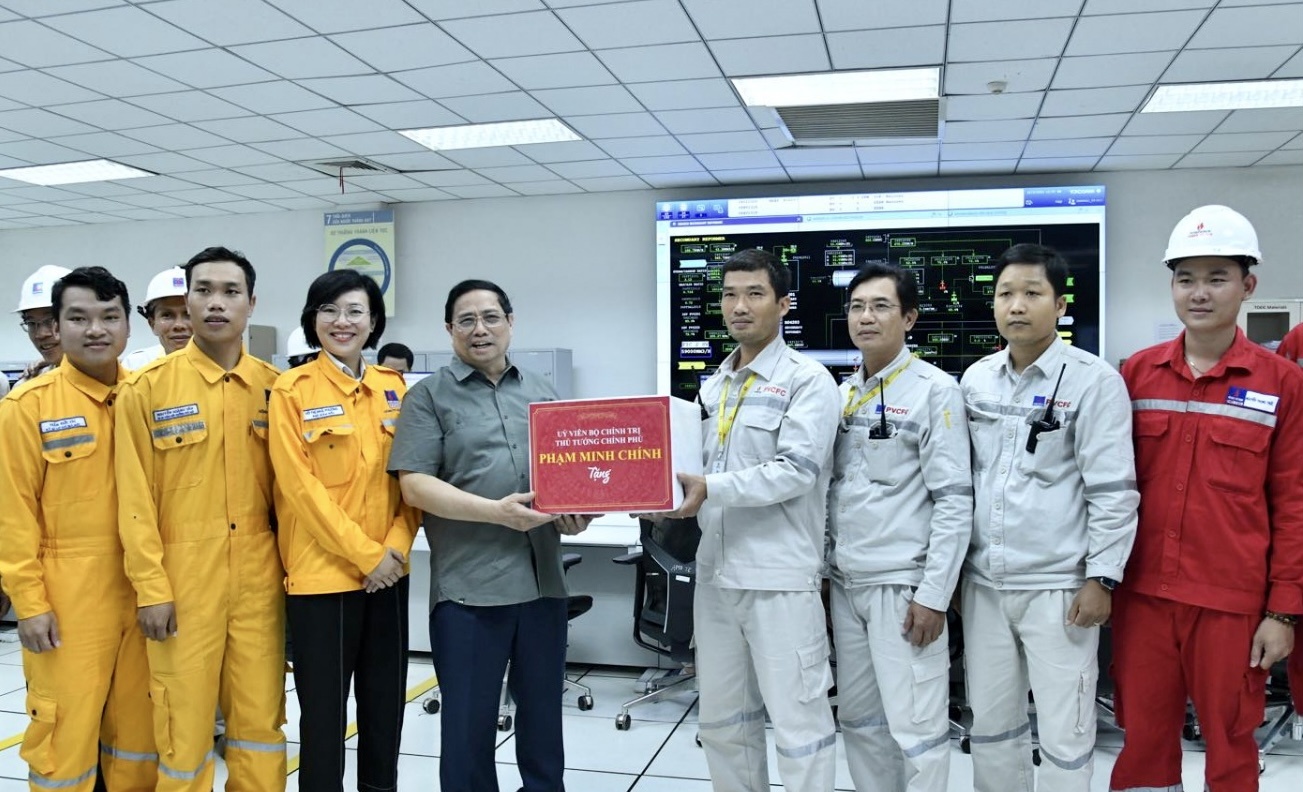 Thủ tướng Phạm Minh Chính tặng quà người lao động Cụm Khí - Điện - Đạm Cà Mau