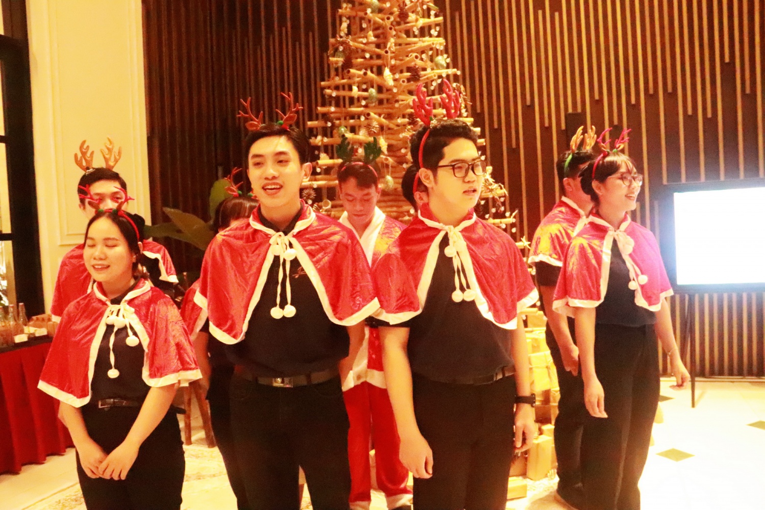 Nha Trang: Khách sạn Potique thắp sáng cây thông Noel kết hợp gây quỹ từ thiện Nha Trang: Khách sạn Potique thắp sáng cây thông Noel kết hợp gây quỹ từ thiện