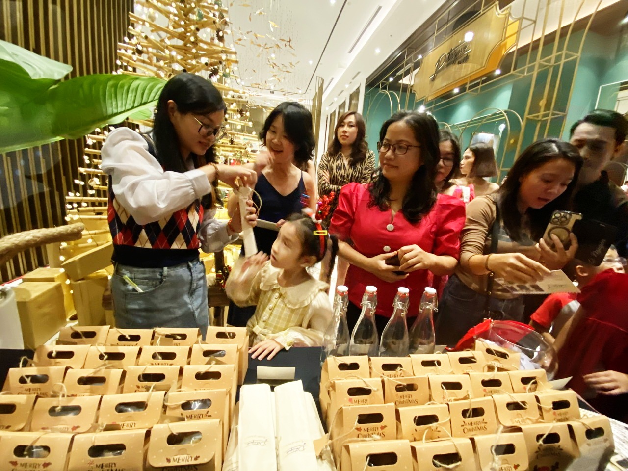 Nha Trang: Khách sạn Potique thắp sáng cây thông Noel kết hợp gây quỹ từ thiện Nha Trang: Khách sạn Potique thắp sáng cây thông Noel kết hợp gây quỹ từ thiện