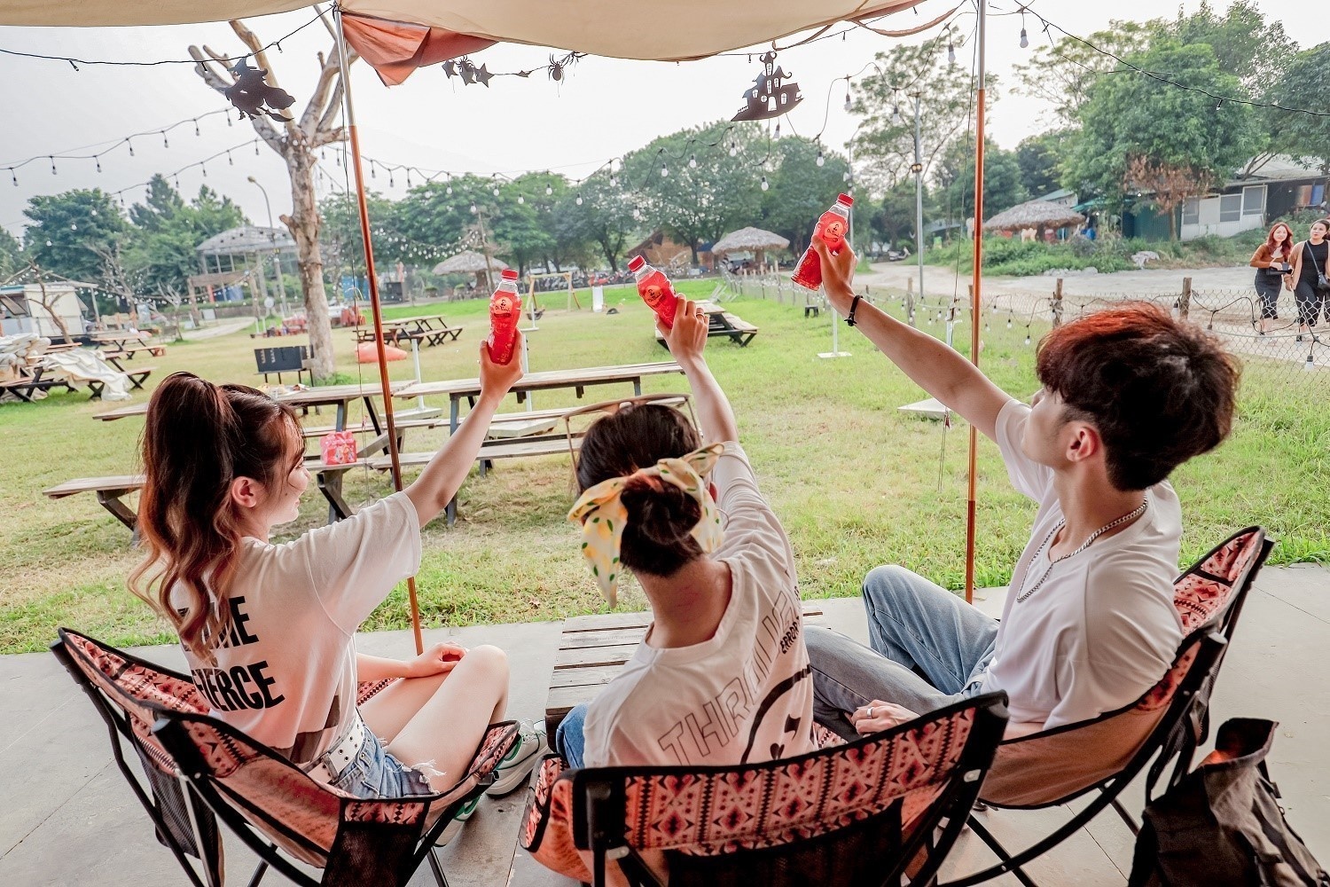 Những việc ý nghĩa mà người trẻ đang làm trong ngày cuối năm