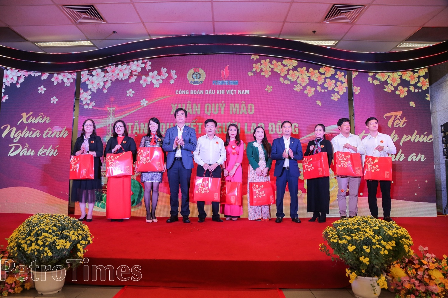 Lãnh đạo CĐ ĐKVN tặng quà Tết Nguyên đán 2023 cho người lao động khó khăn.