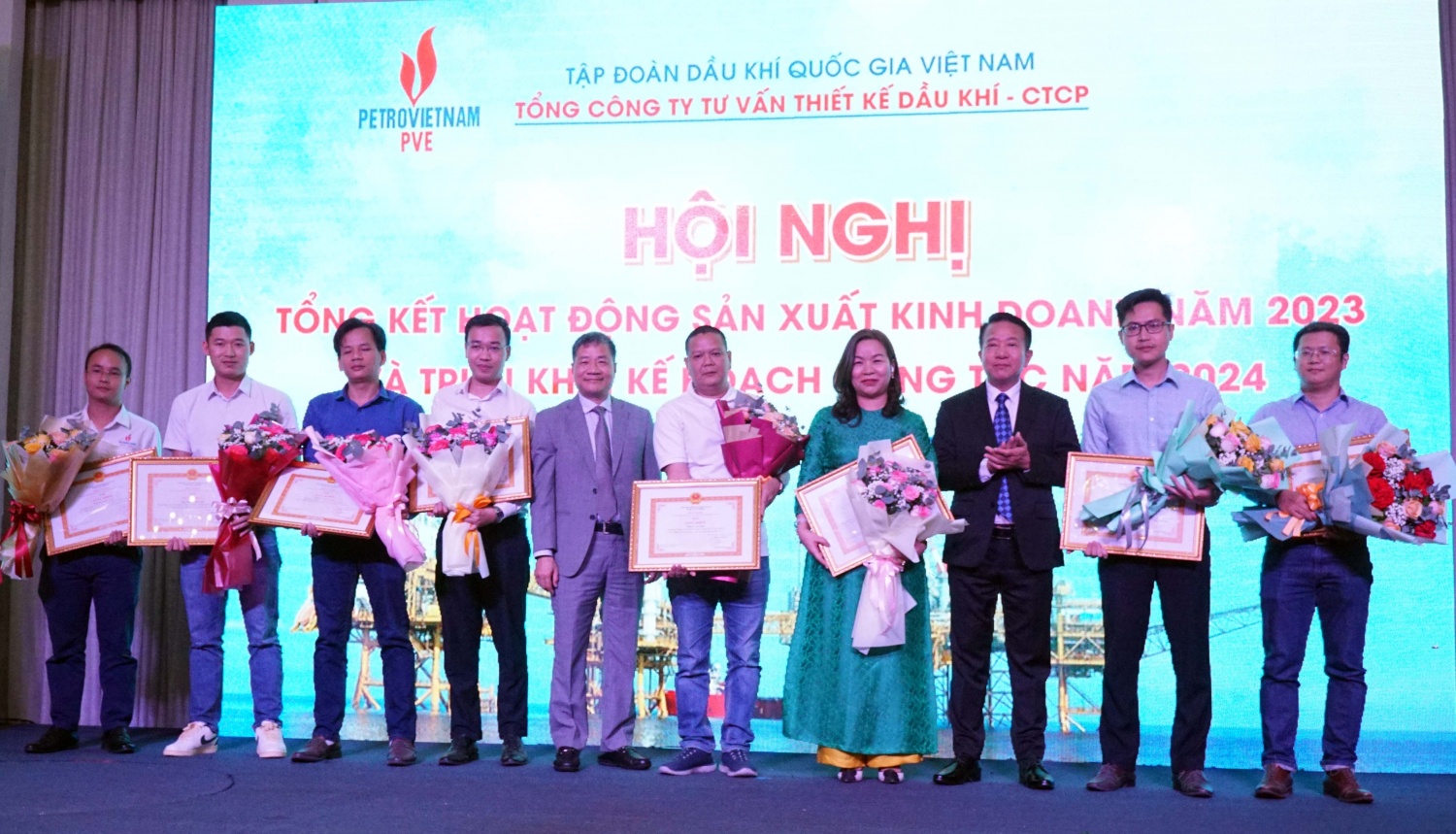 Lãnh đạo PVE khen thưởng các cá nhân xuất sắc