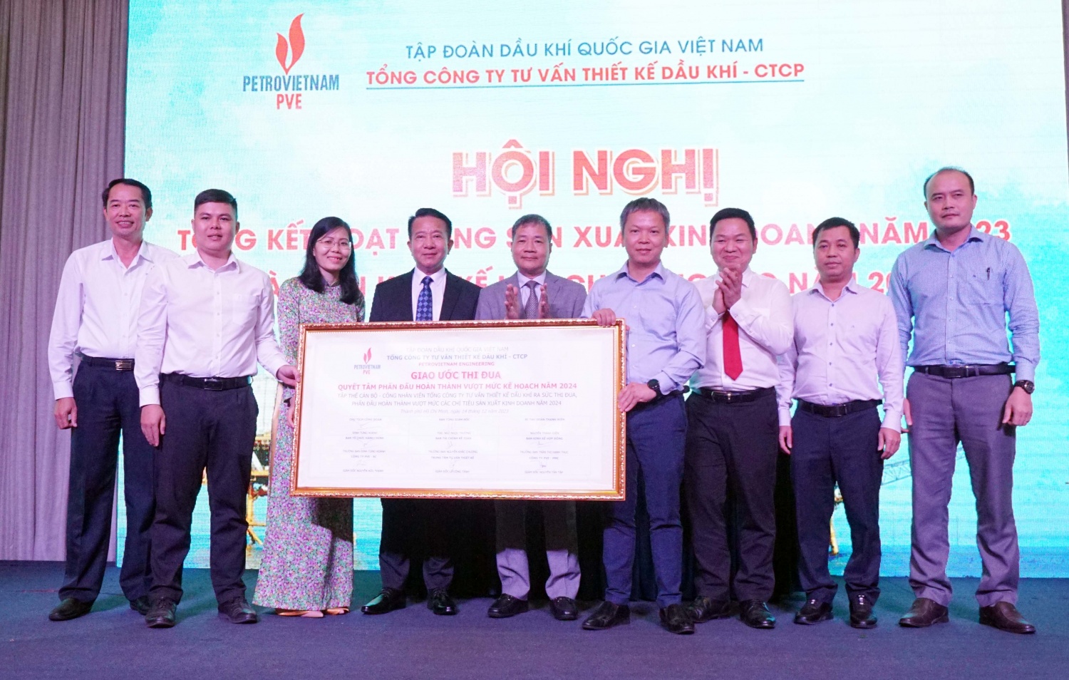 Đại diện tập thể lãnh đạo, CBCNV PVE ký cam kết thi đua