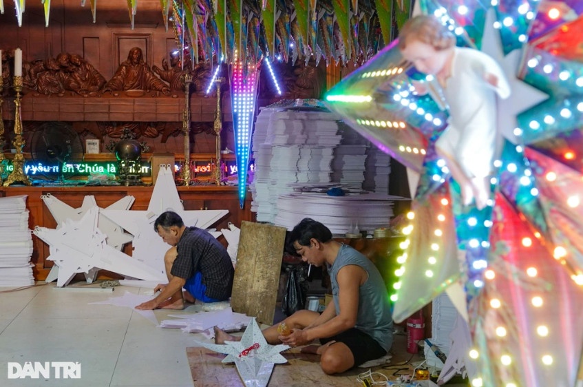 Việc gia công đèn LED ngôi sao đòi hỏi người thợ phải có tính tỉ mỉ, kiên nhẫn (Ảnh: Nguyễn Vy).