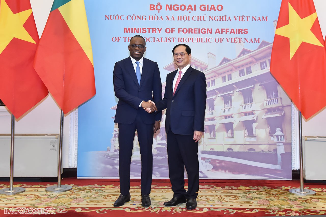 Bộ trưởng Ngoại giao Cộng hòa Benin Olushegun Adjadi Bakari cho biết, Lãnh đạo và nhân dân Benin coi Việt Nam như tấm gương sáng trong công cuộc xây dựng và bảo vệ đất nước, nhất là trong công cuộc đổi mới, hội nhập và phát triển kinh tế.