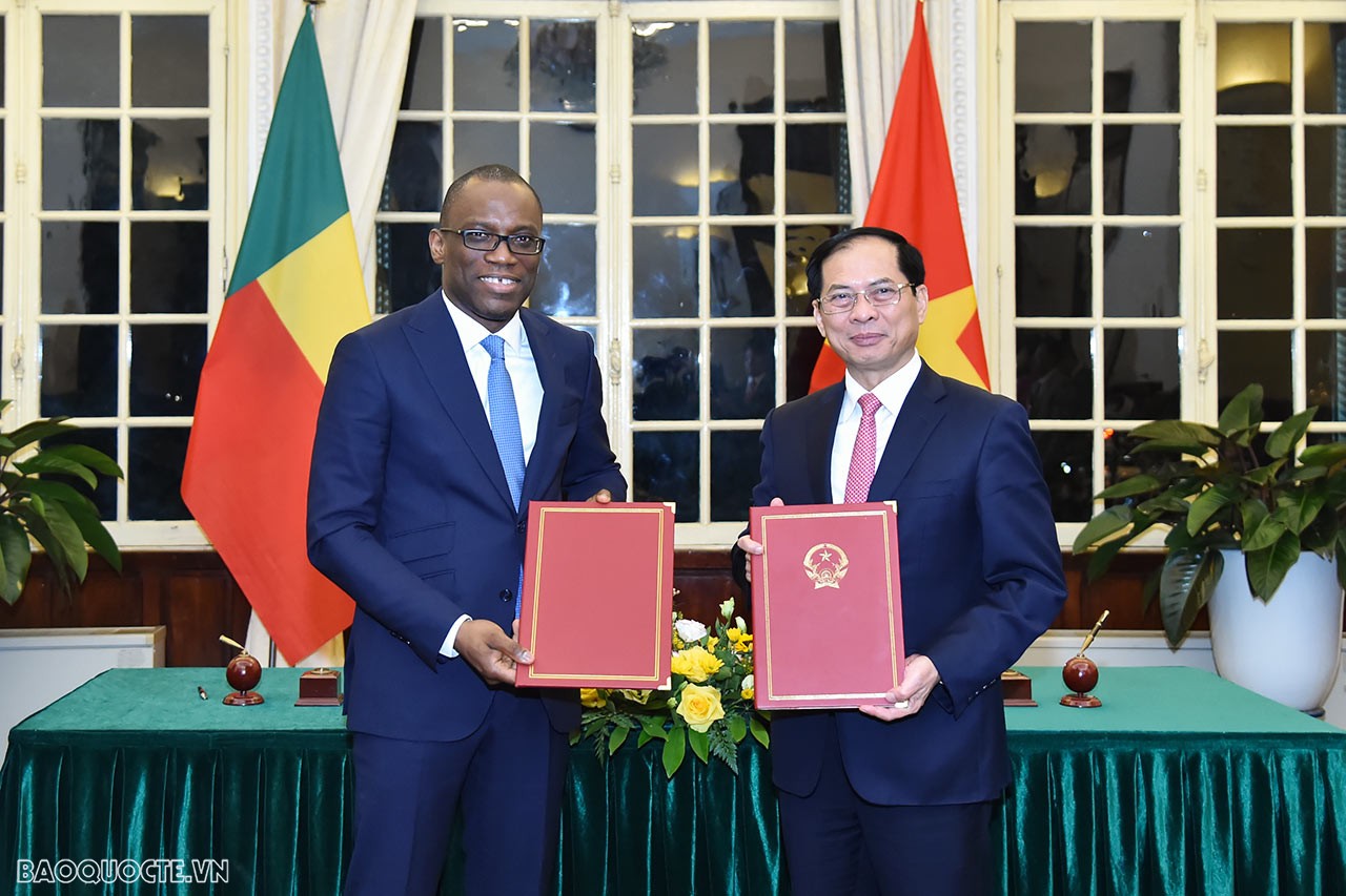 Bộ trưởng Ngoại giao Bùi Thanh Sơn đón, hội đàm với Bộ trưởng Ngoại giao Benin Olushegun Adjadi Bakari