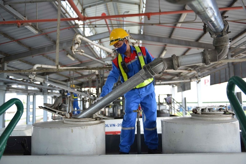 Nên thành lập quỹ dự trữ quốc gia riêng về xăng dầu? | DIỄN ĐÀN PHÁP LUẬT