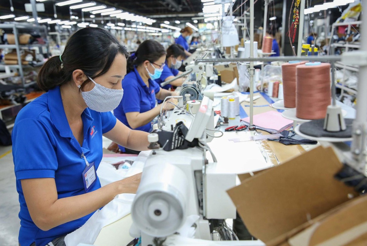 Doanh nghiệp gặp khó khăn khi “bơi xa”