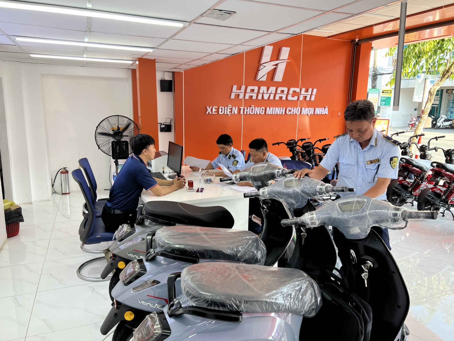 Quản lý thị trường đồng loạt kiểm tra chuỗi kinh doanh xe điện của Công ty Hamachi