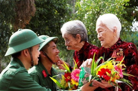 Trưng bày hình ảnh “Quân với dân một ý chí”