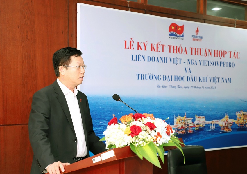 ietsovpetro ký kết thoả thuận hợp tác với PVU và trao tặng 25 suất học bổng cho sinh viên vượt khó học giỏi Vietsovpetro ký kết thoả thuận hợp tác với PVU và trao tặng 25 suất học bổng cho sinh viên vượt khó học giỏi