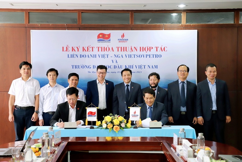 Vietsovpetro ký kết thoả thuận hợp tác với PVU và trao tặng 25 suất học bổng cho sinh viên vượt khó học giỏi