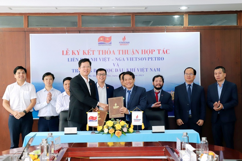 ietsovpetro ký kết thoả thuận hợp tác với PVU và trao tặng 25 suất học bổng cho sinh viên vượt khó học giỏi Vietsovpetro ký kết thoả thuận hợp tác với PVU và trao tặng 25 suất học bổng cho sinh viên vượt khó học giỏi
