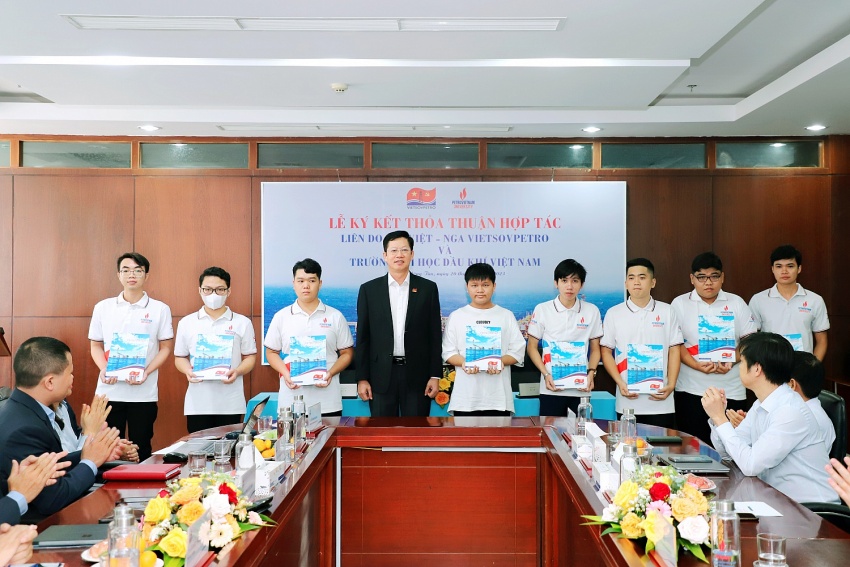 Vietsovpetro ký kết thoả thuận hợp tác với PVU và trao tặng 25 suất học bổng cho sinh viên vượt khó học giỏi