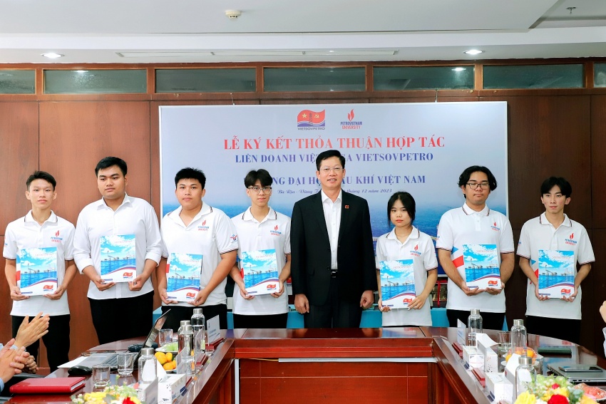 ietsovpetro ký kết thoả thuận hợp tác với PVU và trao tặng 25 suất học bổng cho sinh viên vượt khó học giỏi Vietsovpetro ký kết thoả thuận hợp tác với PVU và trao tặng 25 suất học bổng cho sinh viên vượt khó học giỏi