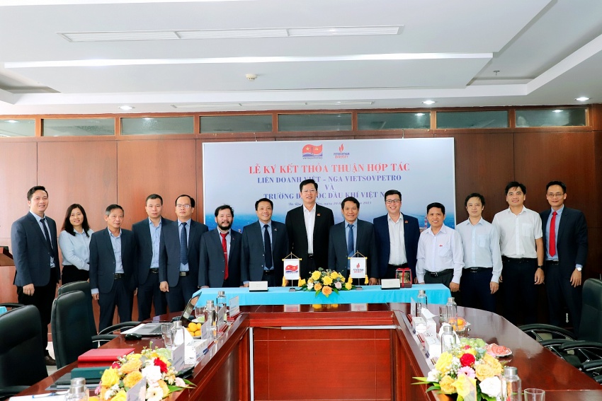 Vietsovpetro ký kết thoả thuận hợp tác với PVU và trao tặng 25 suất học bổng cho sinh viên vượt khó học giỏi