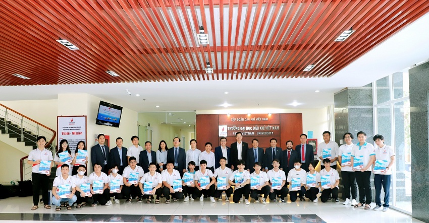 Vietsovpetro ký kết thoả thuận hợp tác với PVU và trao tặng 25 suất học bổng cho sinh viên vượt khó học giỏi