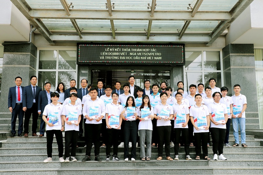 ietsovpetro ký kết thoả thuận hợp tác với PVU và trao tặng 25 suất học bổng cho sinh viên vượt khó học giỏi Vietsovpetro ký kết thoả thuận hợp tác với PVU và trao tặng 25 suất học bổng cho sinh viên vượt khó học giỏi