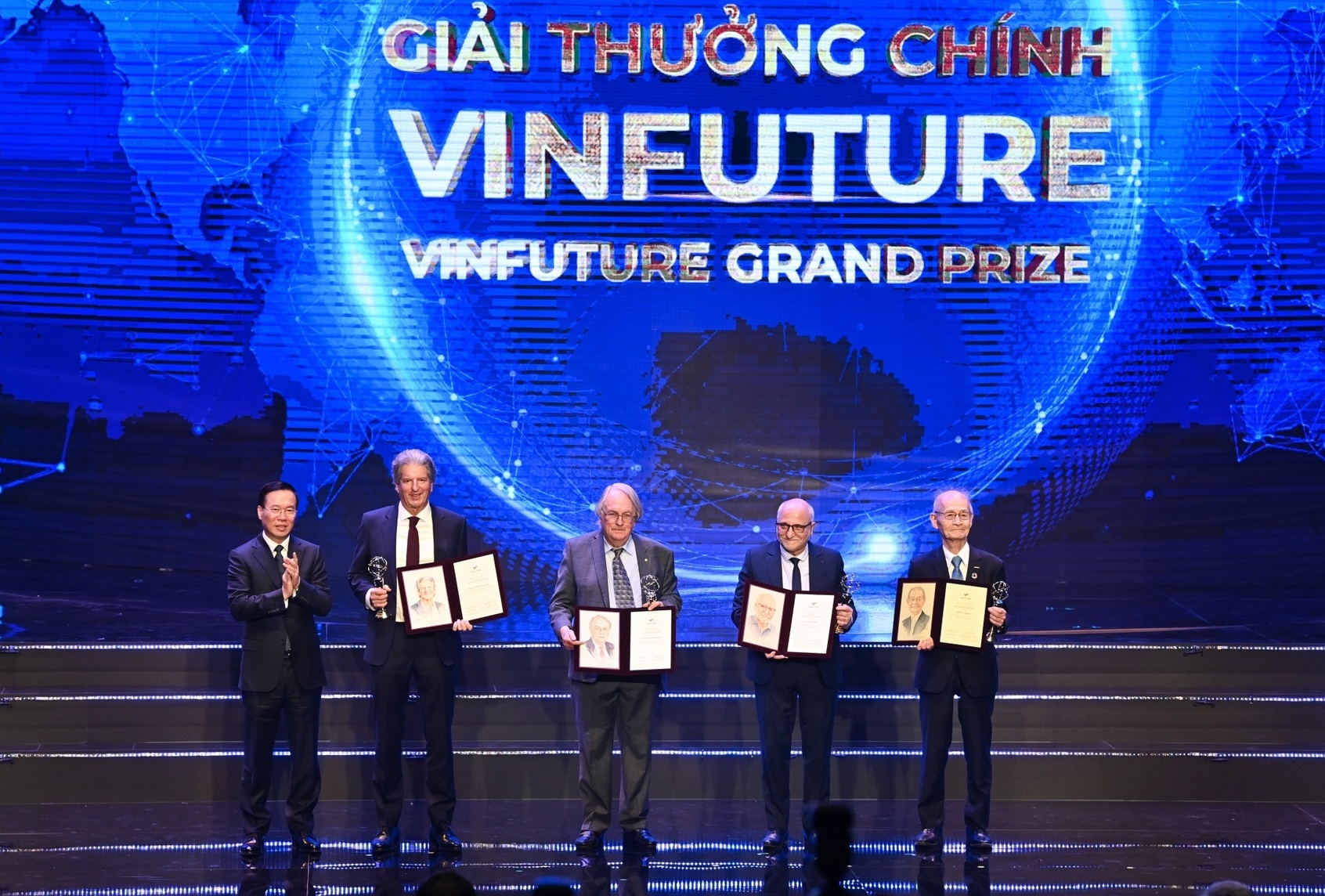 Toàn cảnh Lễ trao giải VinFuture 2023 vinh danh các nhà khoa học xuất chúng