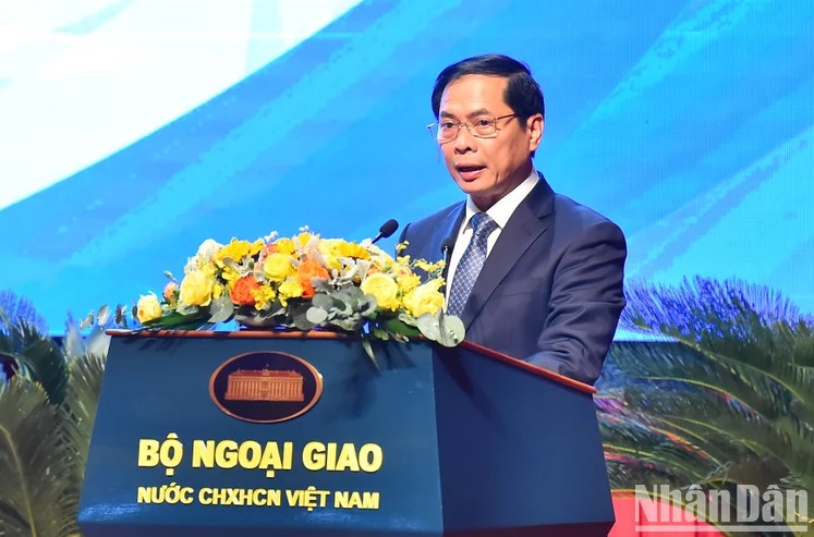Phiên họp toàn thể về công tác xây dựng Đảng và công tác đảng ngoài nước