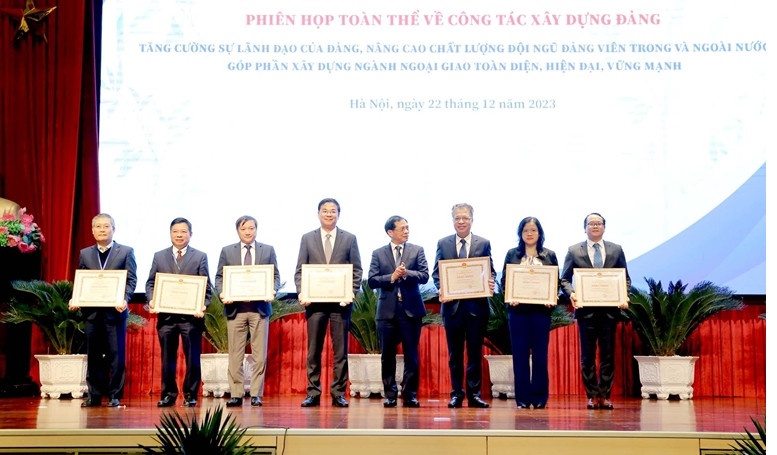 Phiên họp toàn thể về công tác xây dựng Đảng và công tác đảng ngoài nước