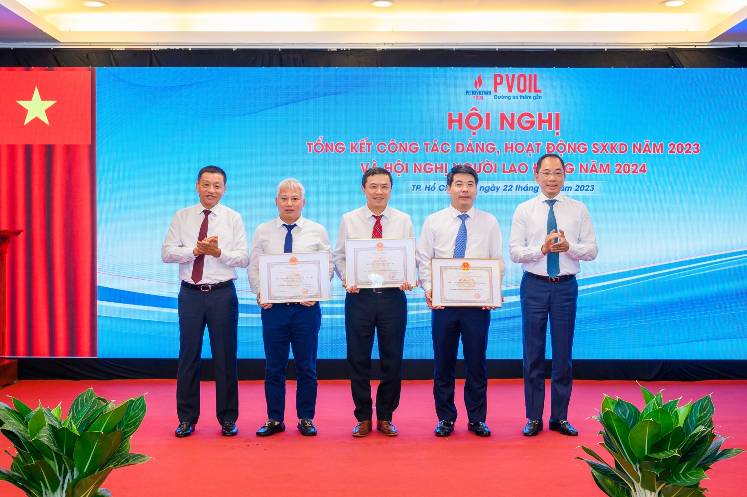 Trao tặng Bằng khen của Chủ tịch Ủy ban Quản lý vốn Nhà nước tại doanh nghiệp cho các tập thể PVOIL