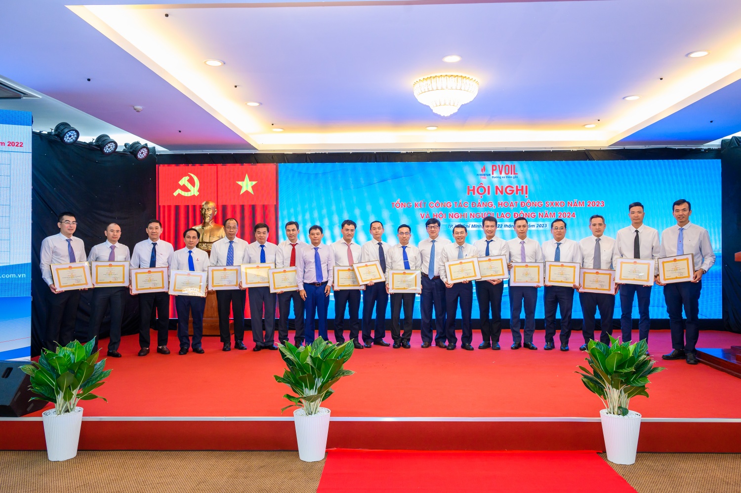 Trao tặng Bằng khen của Tập đoàn Dầu khí Việt Nam cho các tập thể, cá nhân
