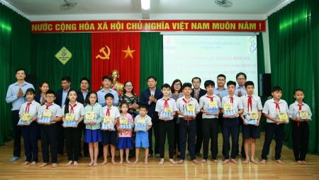 BSR trao nhiều phần quà cho các em học sinh tại Trung tâm nuôi dạy trẻ khuyết tật Võ Hồng Sơn