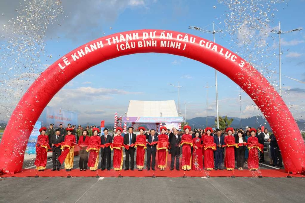 Quảng Ninh khánh thành cầu hơn 1.700 tỷ đồng nối đôi bờ vịnh Cửa Lục - 1