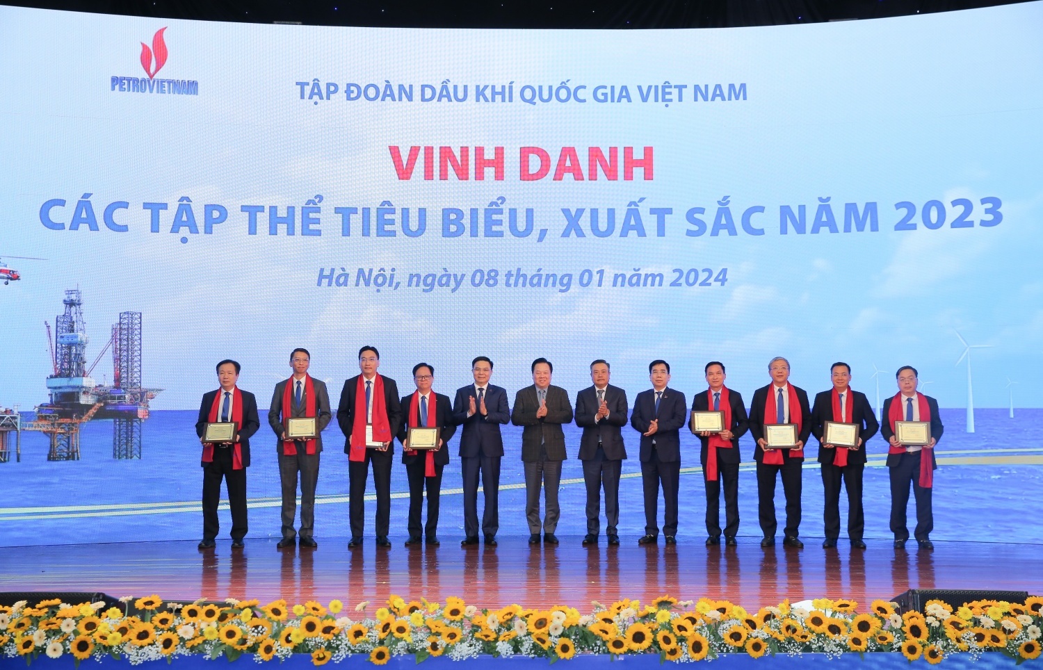 Vinh danh các tập thể xuất sắc đóng góp vào sự phát triển bền vững và tăng trưởng của Petrovietnam