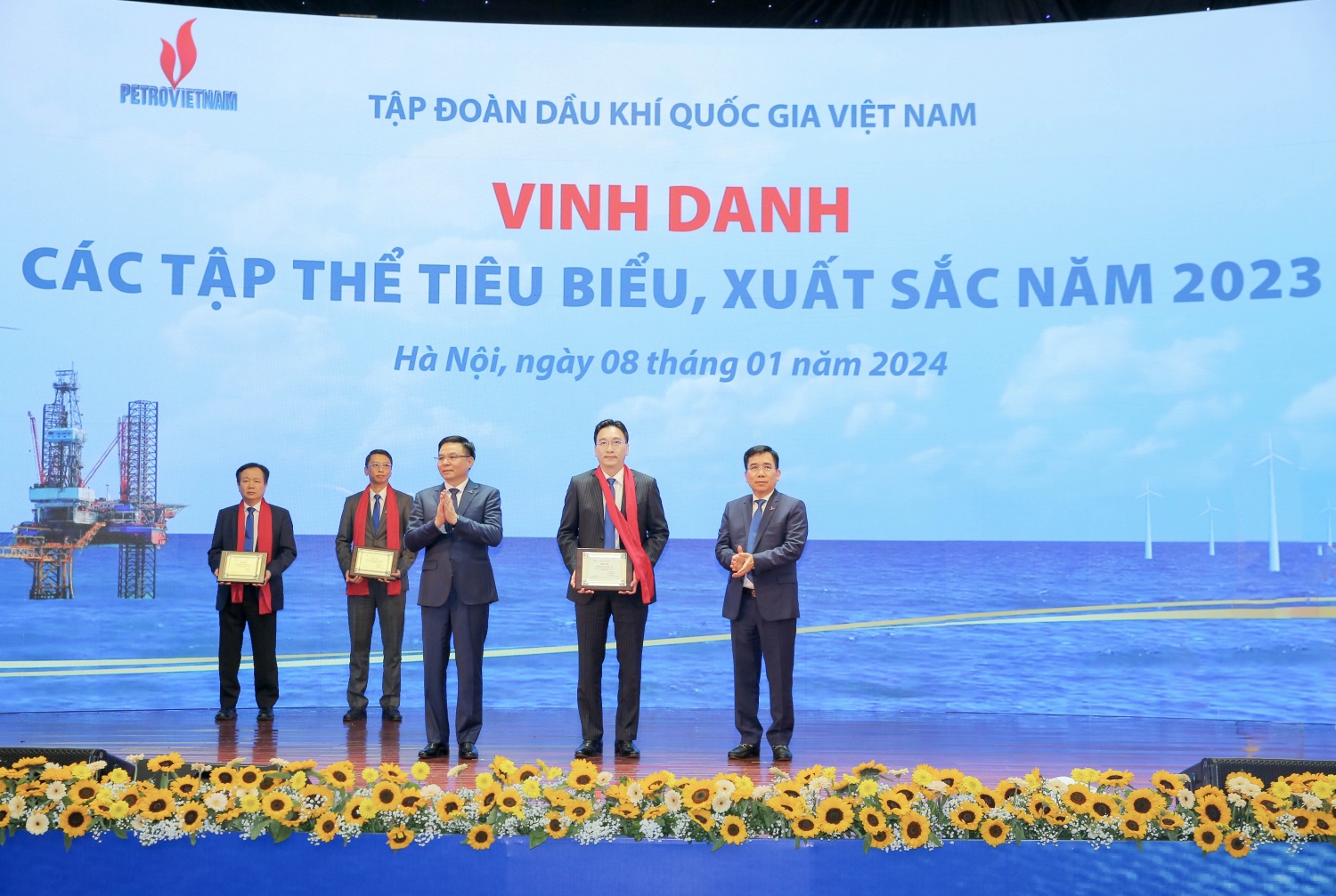 Hình 2. PV GAS được vinh danh Tập thể có thành tích xuất sắc hoàn thành vượt mức kế hoạch quản trị về doanh thu năm 2023