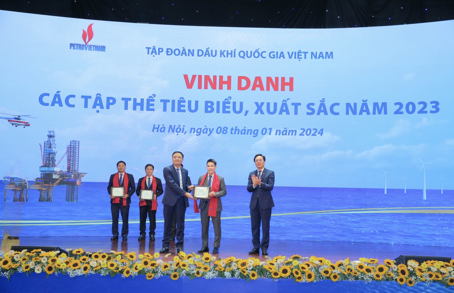 Hình 3. PV GAS nhận tôn vinh Đơn vị tiêu biểu trong xác lập kỷ lục mới