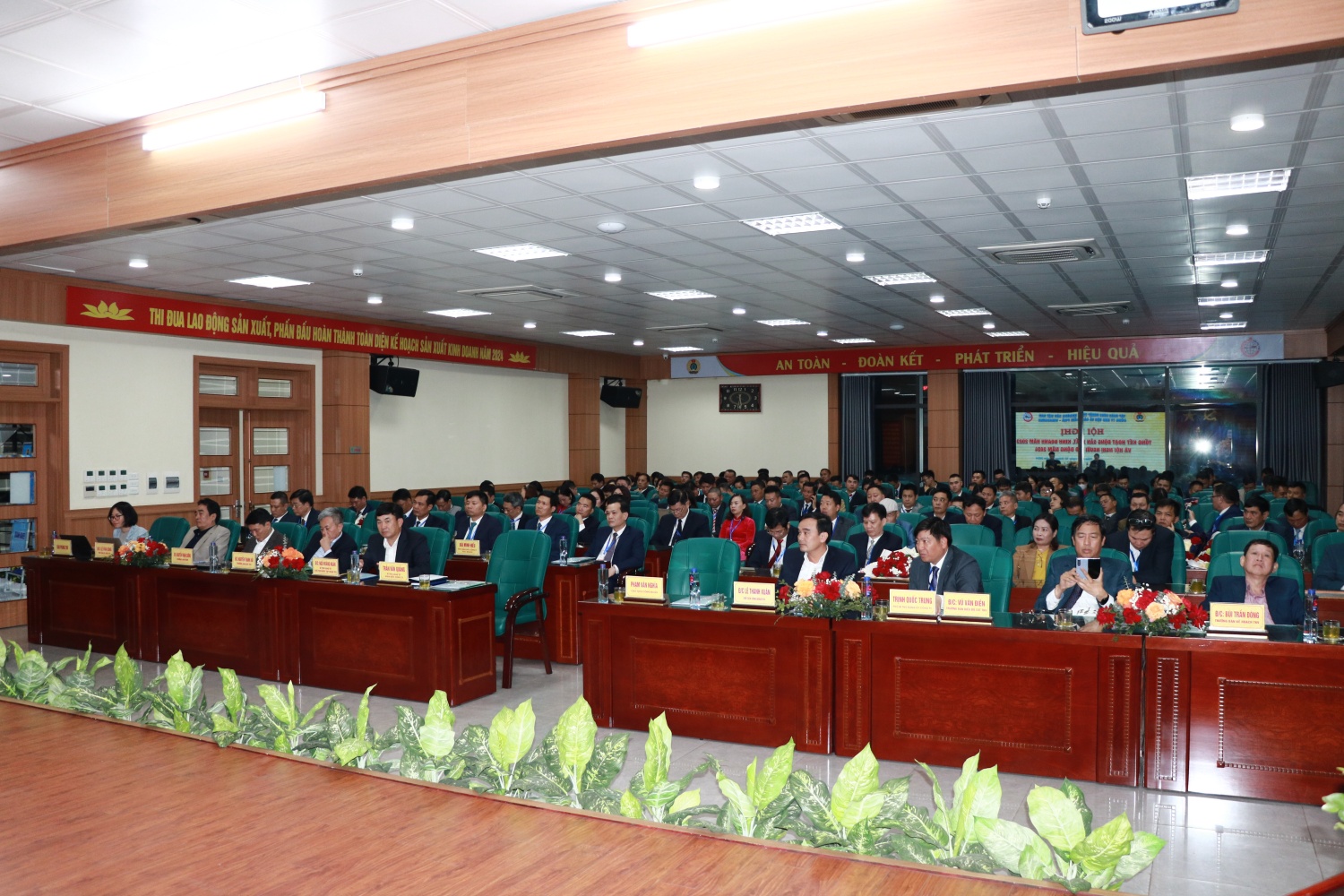 Năm 2024, Công ty Kho vận và Cảng Cẩm Phả sẽ tiêu thụ hơn 65 triệu tấn than