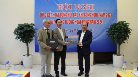 Hội Dầu khí Việt Nam trao tặng hai kỷ vật quý để trưng bày tại Nhà Truyền thống Dầu khí Thái Bình