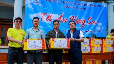 Ban Kinh doanh BSR mang “Tết ấm” đến vùng cao huyện Sơn Tây, tỉnh Quảng Ngãi