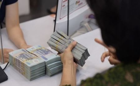 Lãi suất tiết kiệm lập “đáy” mới