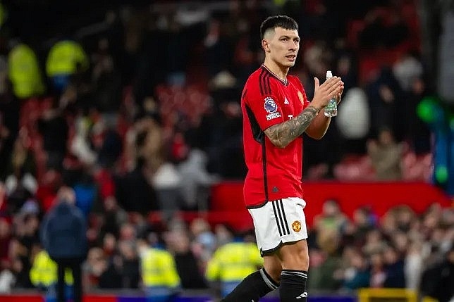 Lisandro Martinez được cổ động viên Man Utd chào đón trong ngày trở lại