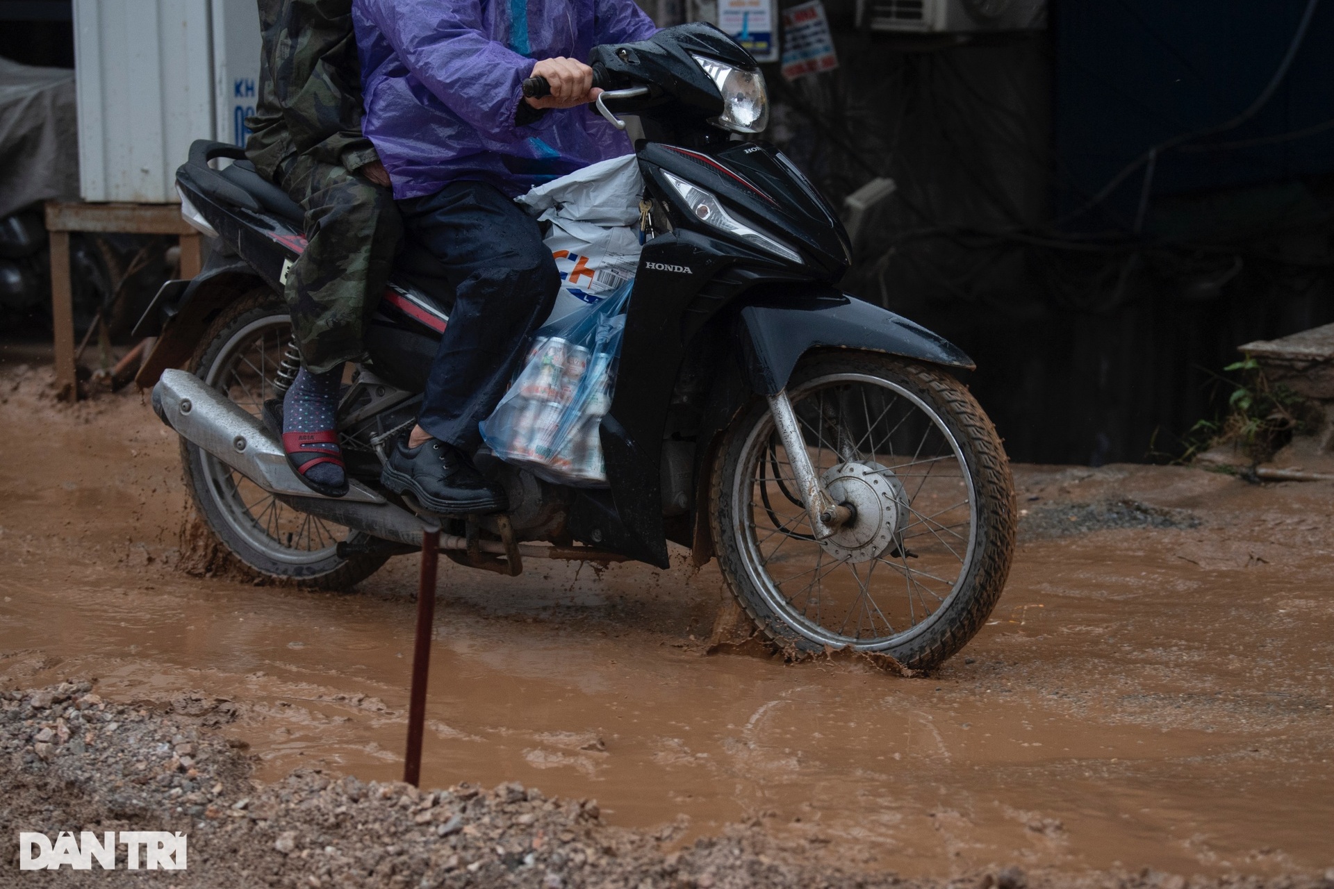 Khổ sở đường vào chợ hoa Tết lớn bậc nhất thủ đô - 9