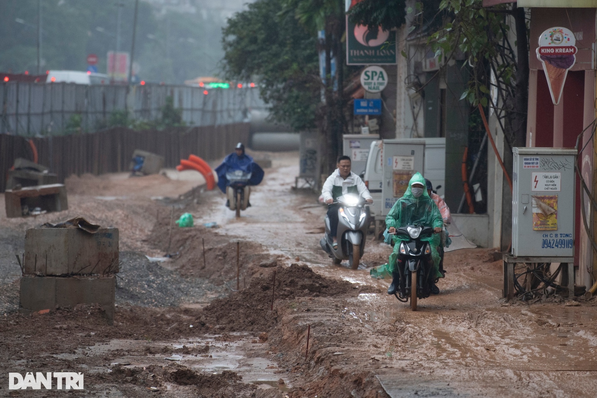 Khổ sở đường vào chợ hoa Tết lớn bậc nhất thủ đô - 4