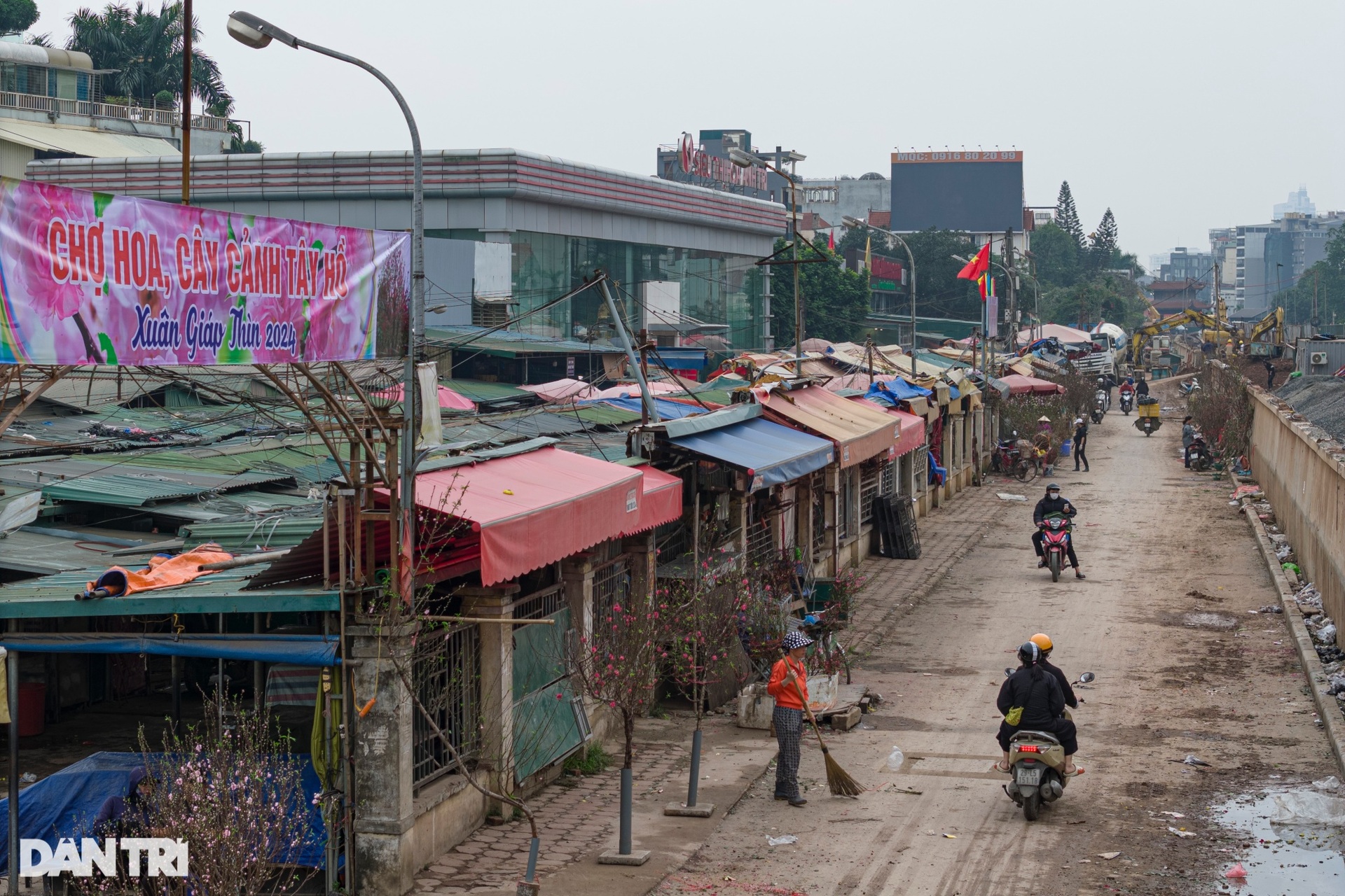 Khổ sở đường vào chợ hoa Tết lớn bậc nhất thủ đô - 2