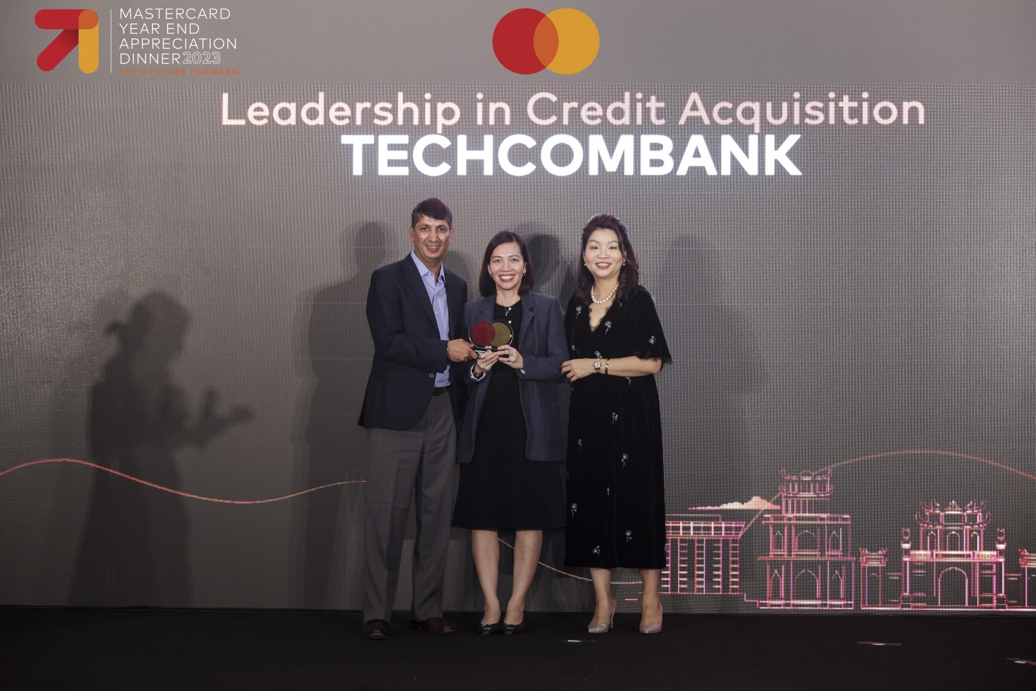 Techcombank giữ ngôi vương 4 năm liên tiếp với 8 giải thưởng danh giá của Visa và Master Card
