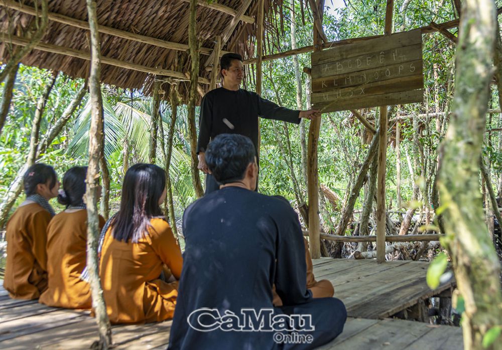 Cà Mau: Tái hiện Làng rừng - Trải nghiệm nét đẹp thời chiến Cà Mau: Tái hiện Làng rừng Trải nghiệm nét đẹp thời chiến