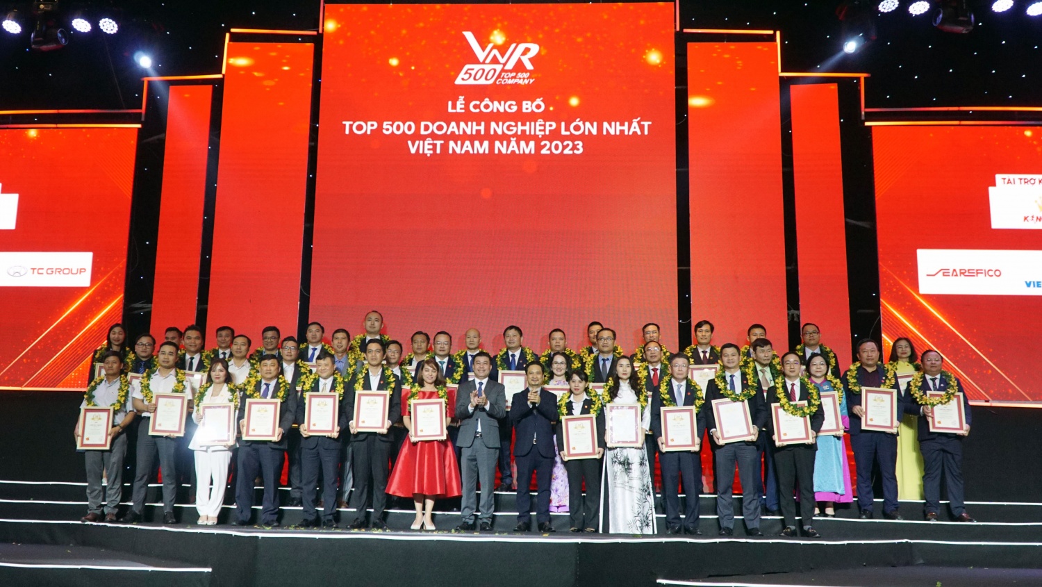 Petrovietnam và các doanh nghiệp Dầu khí tiếp tục khẳng định vị trí Top đầu các doanh nghiệp lớn nhất Việt Nam Petrovietnam và các doanh nghiệp Dầu khí tiếp tục khẳng định vị trí Top đầu các doanh nghiệp lớn nhất Việt Nam