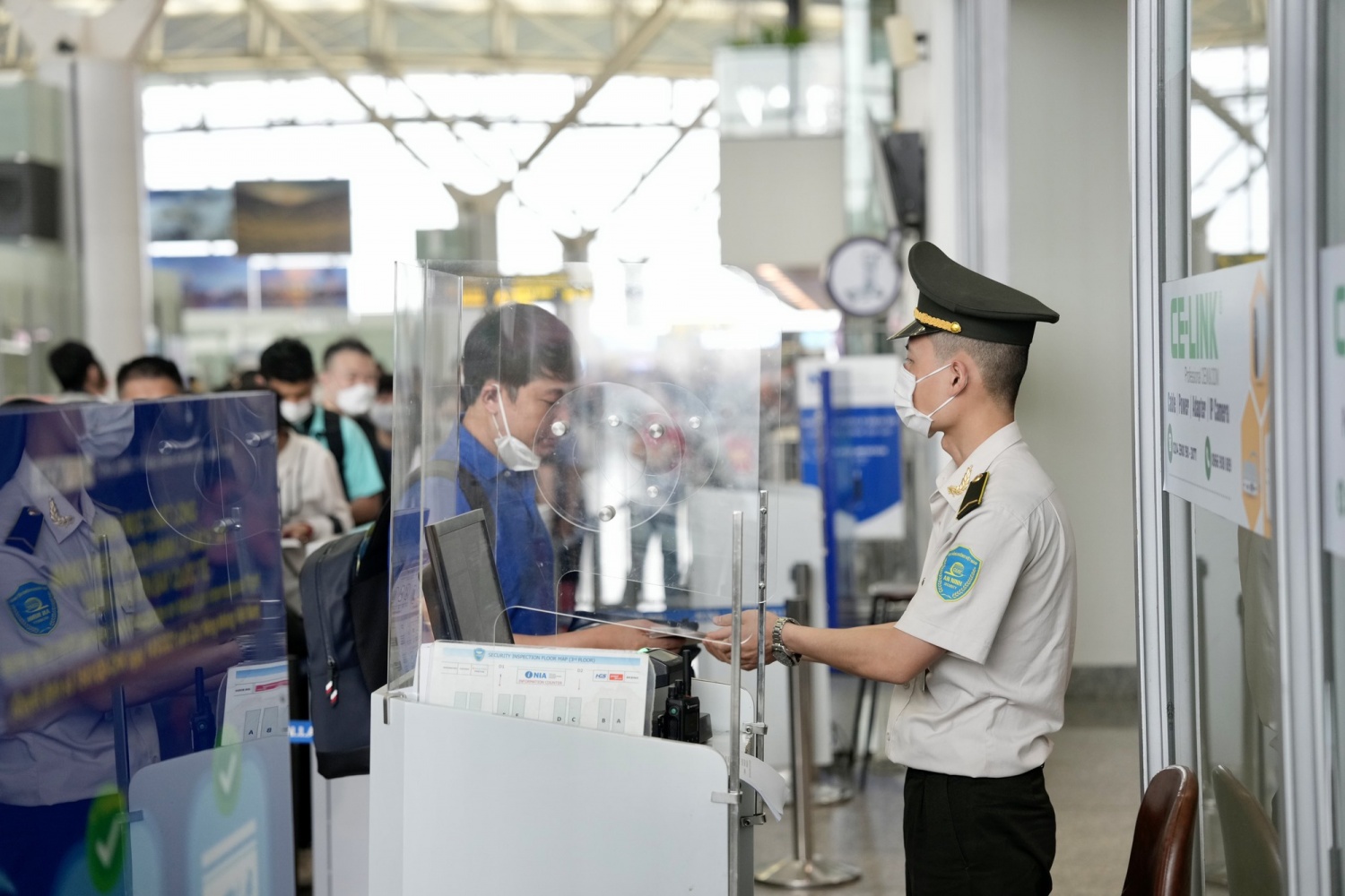 Cho phép xác thực sinh trắc học trong kiểm soát giấy tờ hành khách đi máy bay