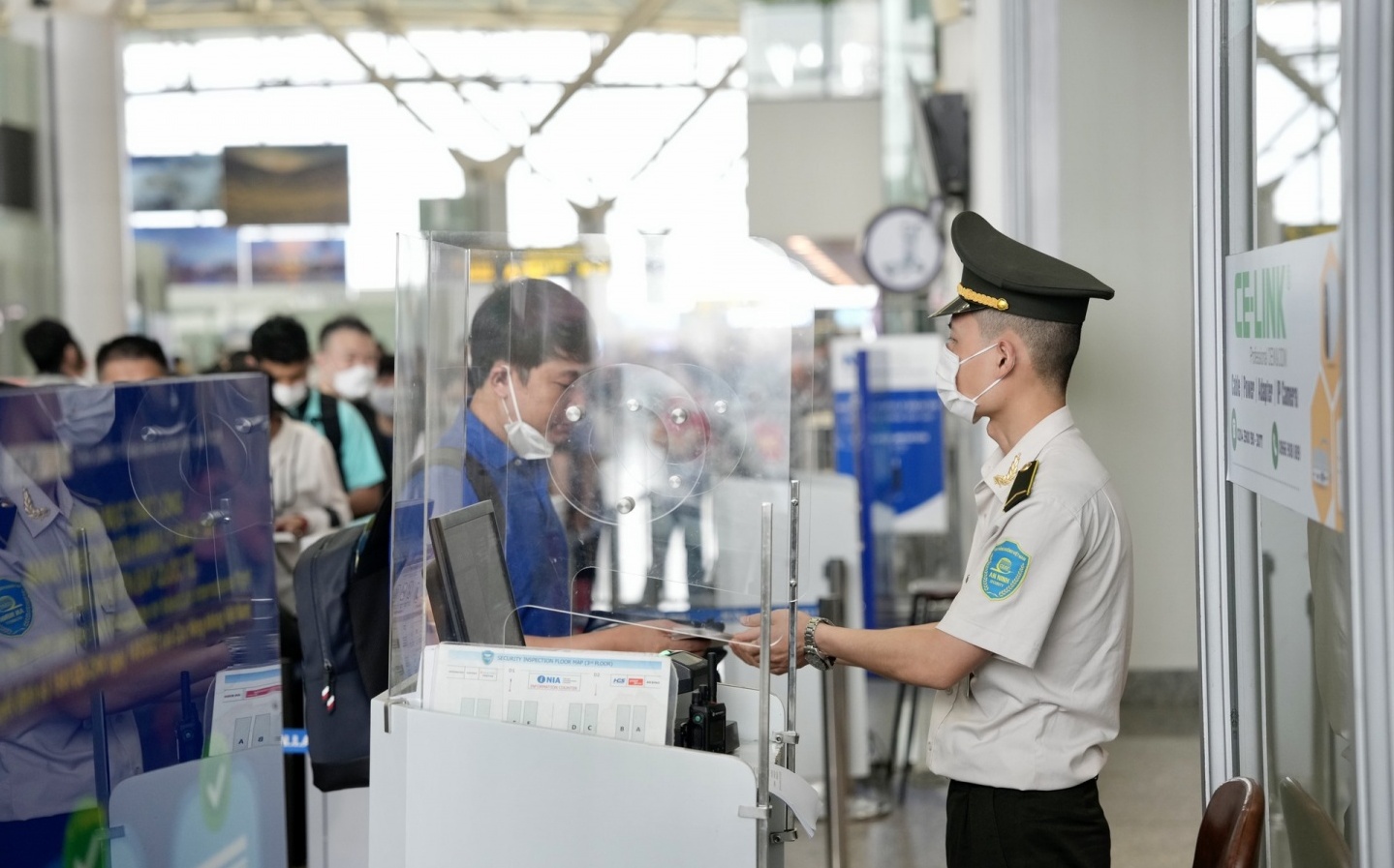 Cho phép xác thực sinh trắc học trong kiểm soát giấy tờ hành khách đi máy bay