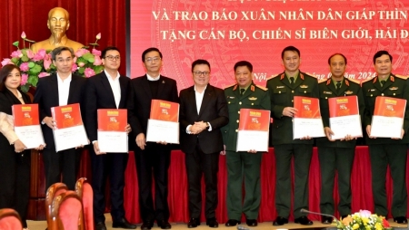 Petrovietnam đồng hành cùng Báo Nhân Dân trao tặng báo Xuân đến cán bộ, chiến sĩ biên giới, hải đảo